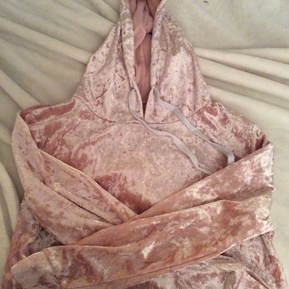 ROMWE Tops - ROMWE Light Pink Velvet Cropped Hoodie. Size:Small